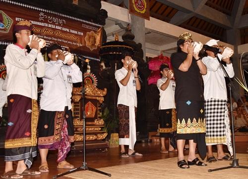 Bupati Giri Prasta Buka Utsawa Dharmagita Desa Adat Kapal, Lestarikan Sastra Agama Sebagai Tuntunan Adat dan Budaya