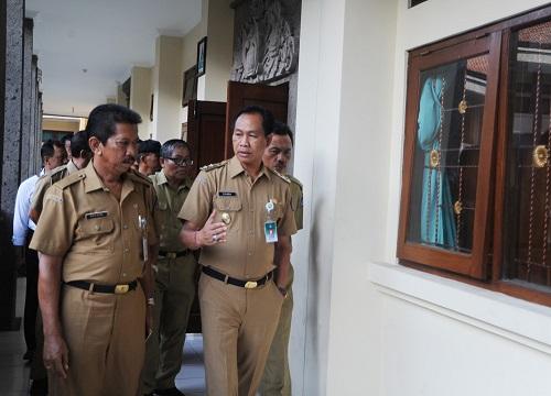 Wabup. Suiasa Pantau UN SMA/SMK di Badung UN di SMAN 1 Kuta dan SMAN 1 Kuta Utara Berjalan Lancar