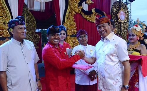 Wakil Bupati Suiasa Buka Parede Budaya Desa Mambal, Kembangkan Kreatifitas Seni Bagi Pemuda