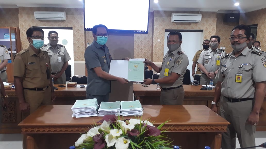 BPN Badung Serahkan 160 Sertifikat Tanah Aset Pemkab Badung, Wabup Suiasa Sebut Keberhasilan Sinergitas Pemkab Dengan Instansi Vertikal